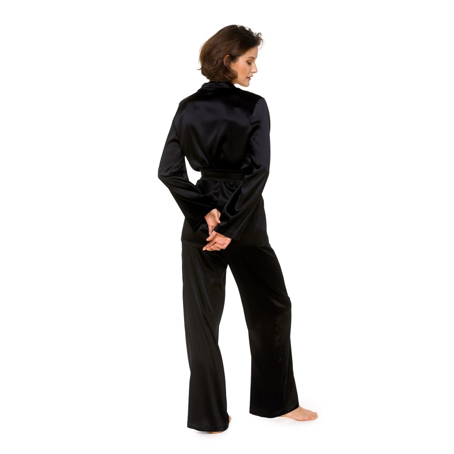 Caída fluida del pijama de seda negro y azul